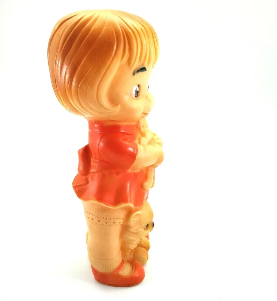 Muñeca chirriante de goma J L Prescott 1968 niña con su carretilla y gato juguete de colección  Foto 3 de 4