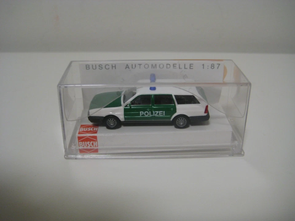 Busch H0 48103 - Coche de policía Volkswagen Passat Variant - Imagen 2 de 4