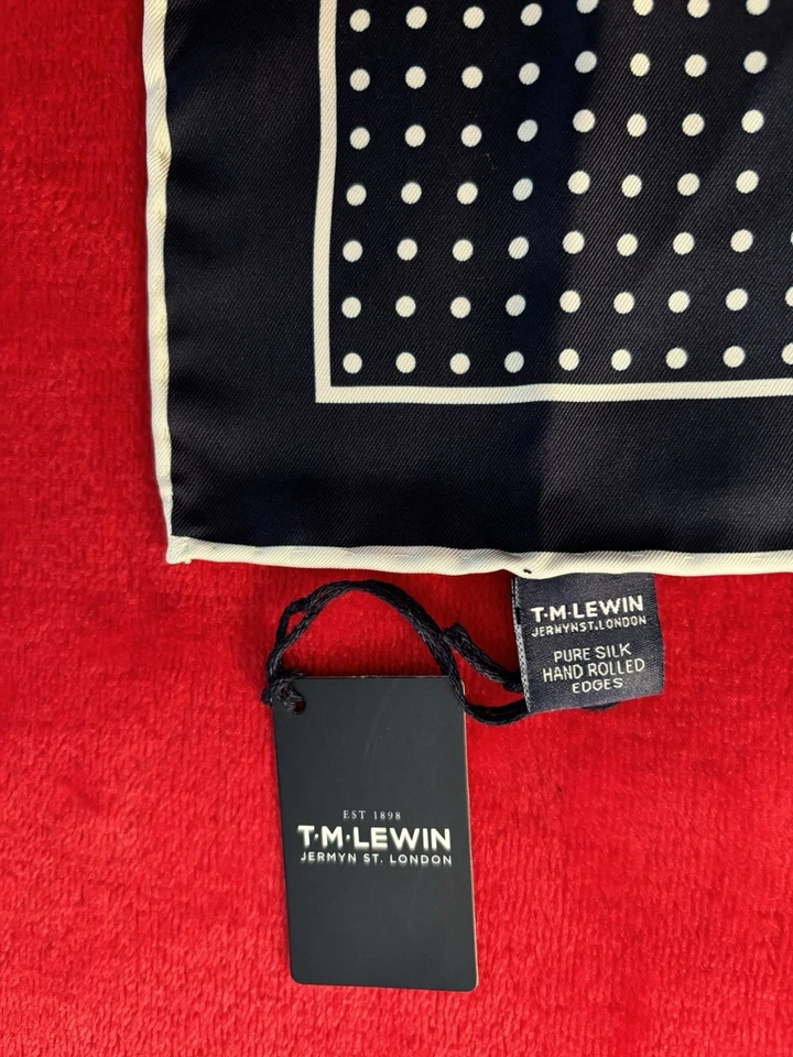NUEVO CON ETIQUETAS T.M. Cuadrado de bolsillo Lewin azul marino 12" seda pura azul marino con puntos blancos Foto 3 de 4