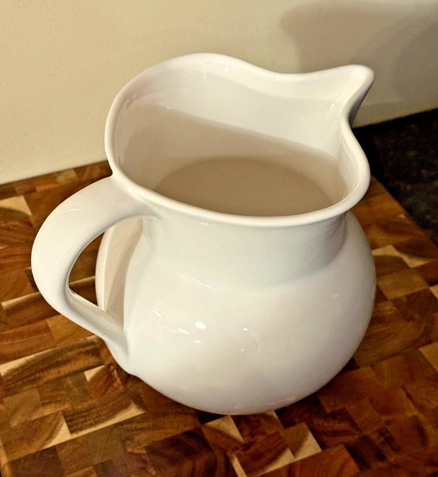 NUEVO 7,5 pulgadas H Pottery Barn porcelana blanca CHANTAL jarra para servir agua retirado Foto 3 de 4