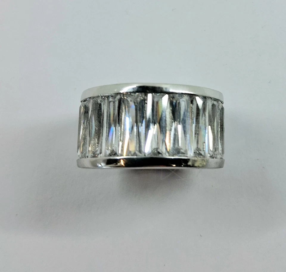 Anello in argento 925 rodiato con cristallo sfaccettato taglio baguette  - Immagine 2 di 4