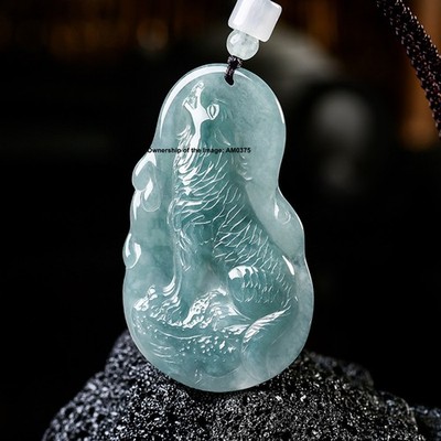 Natürlicher Grade A eisblau Wasser Jadeit Wolf heulender Mond Anhänger Jade Schmuck