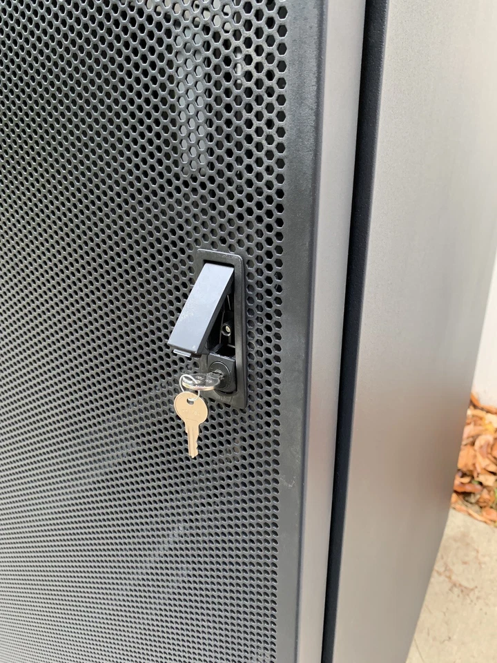 Корпоративный серверный шкаф IBM NetBAY 9308 42U 42S стойка 42S с ключами и боковыми панелями - Изображение 3 из 4