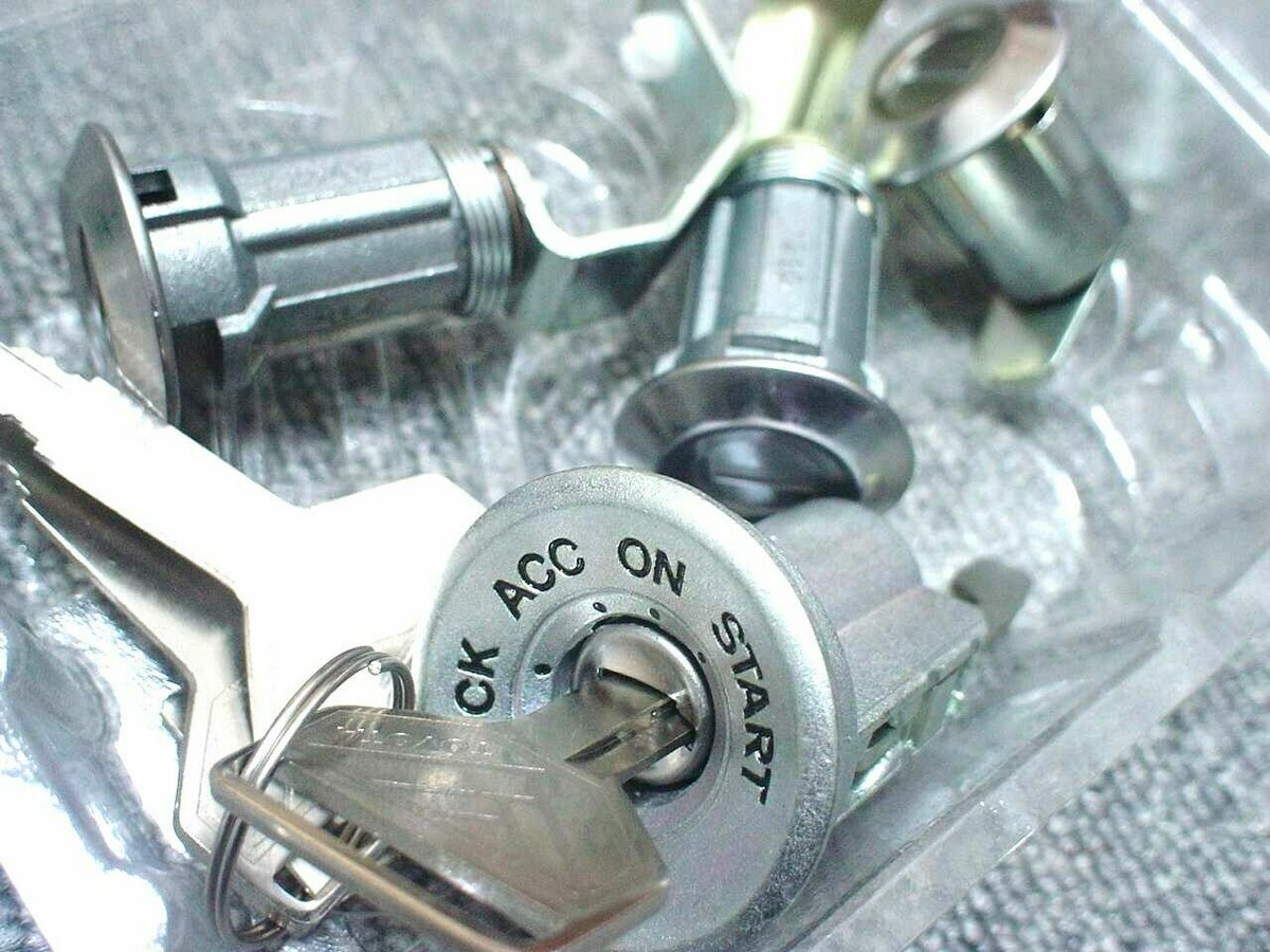TOYOTA GENUINE LAND CRUISER BJ42 FJ40 IGNITION CYLINDER LOCK KEYS
