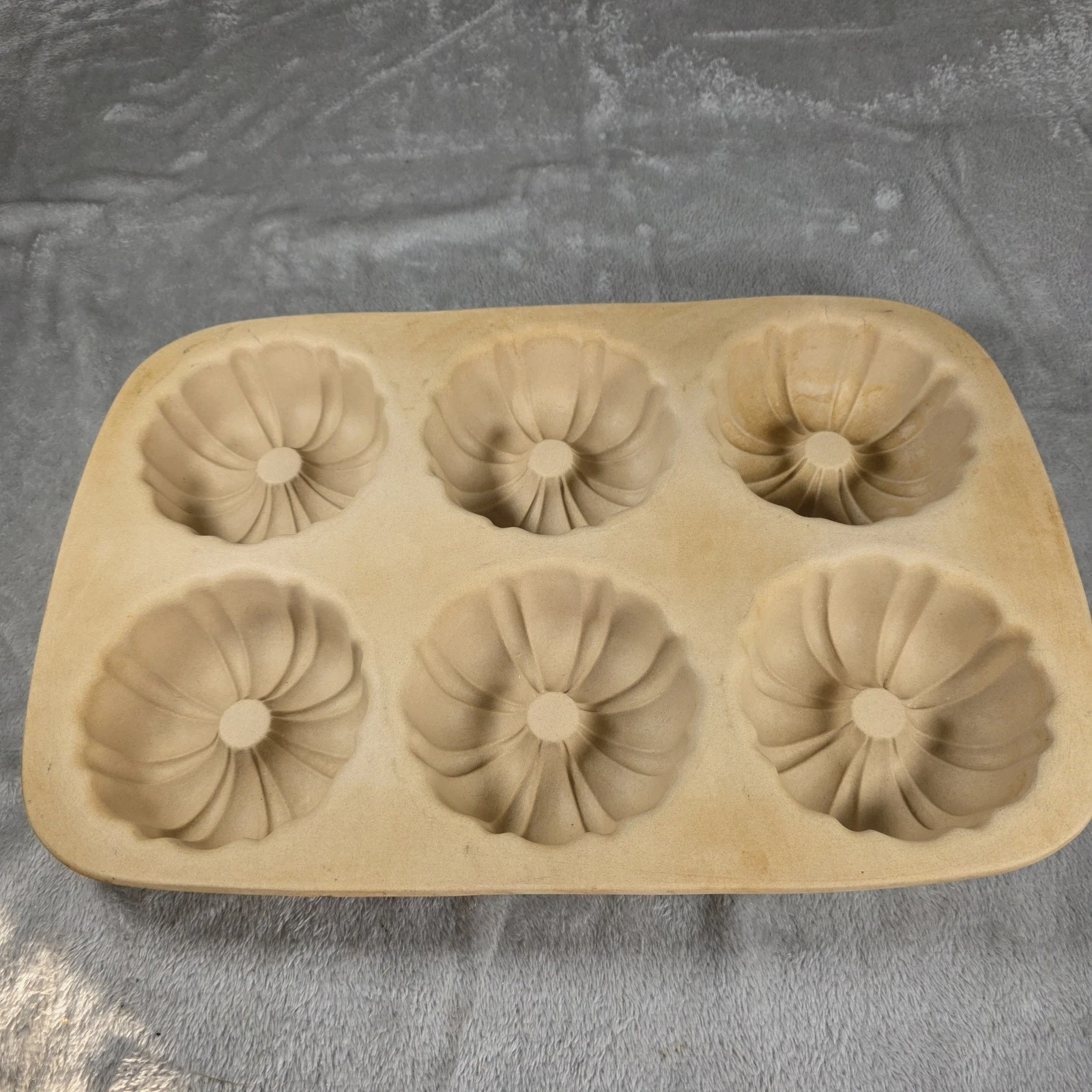 The Pampered Chef Classics Stoneware 6-Mini Fluted Bunt Pan