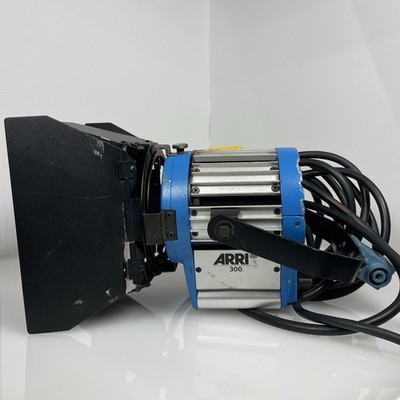 ARRI 300 W STAGE LIGHT THEATHRE ARRIFLEX ARNOLD & RICHTER VINTAGE FRESNEL CINE