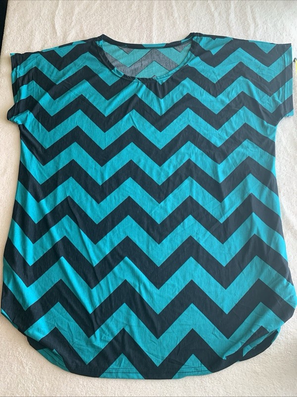 #67 Woman’s L/Xl Black and Green Chevron Short Sleeve Pull Over Top Light/Airy 