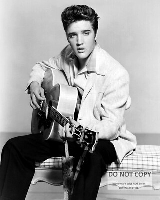 ELVIS PRESLEY LEGENDARY ENTERTAINER KING OF ROCK AND ROLL - 8X10 PHOTO (AZ-891)