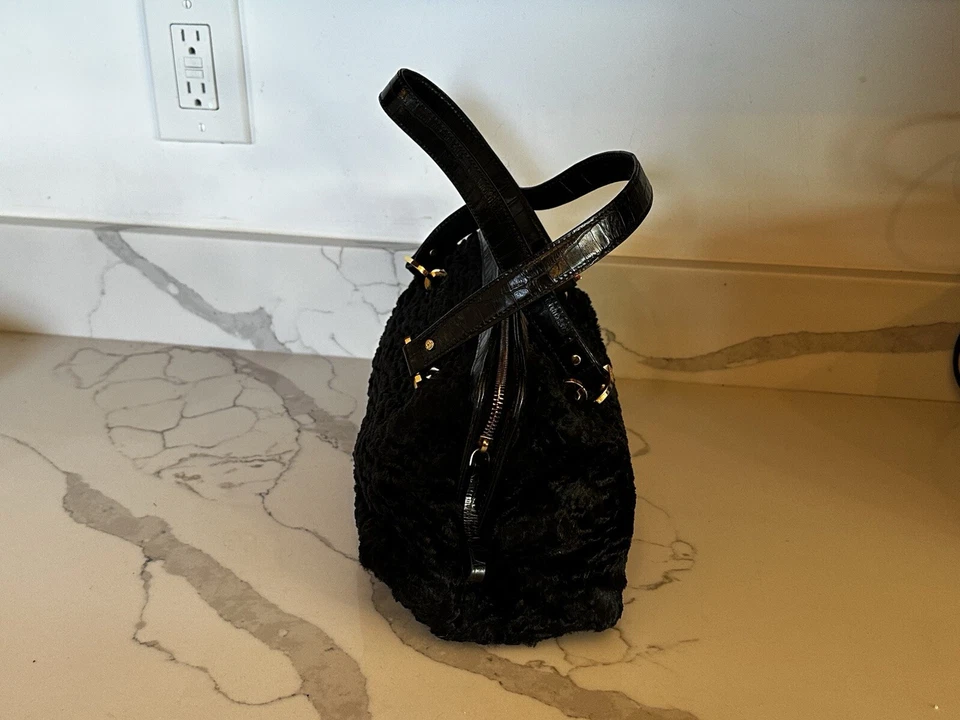 Bolso Cartera Kate Spade “Zhivago”, Borde Negro Imitación Lana de Cordero/Croc, Logotipo Latón Hw Foto 4 de 4