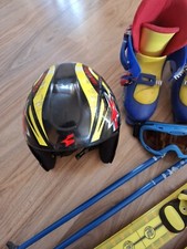 Ski mit Schuhe und Helm, Brille
