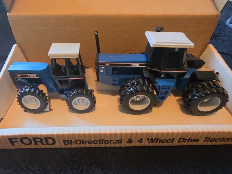 Vintage Ford 256 Bi-Directional & 846 4 Wheel Drive Tractor 1:32 Scale w Box