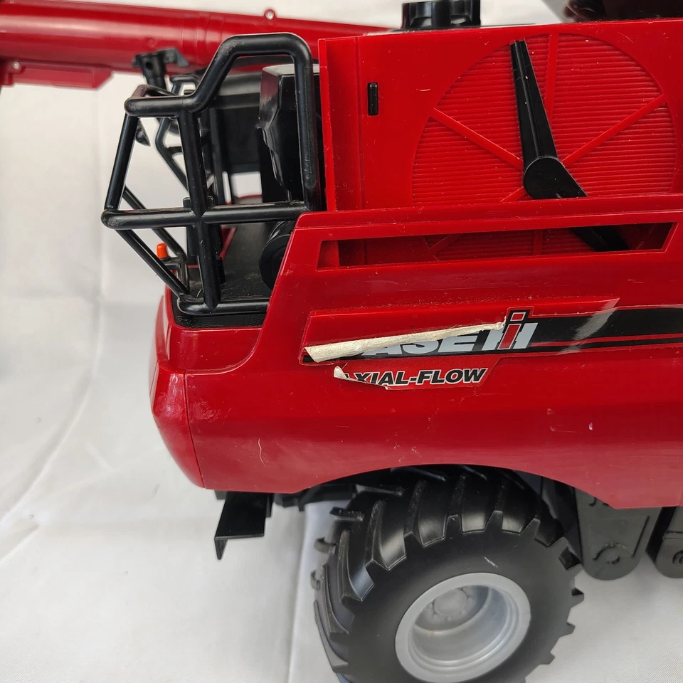 Tomy 1:16 Case IH Axial flow 8240 combine - Image 2 of 4