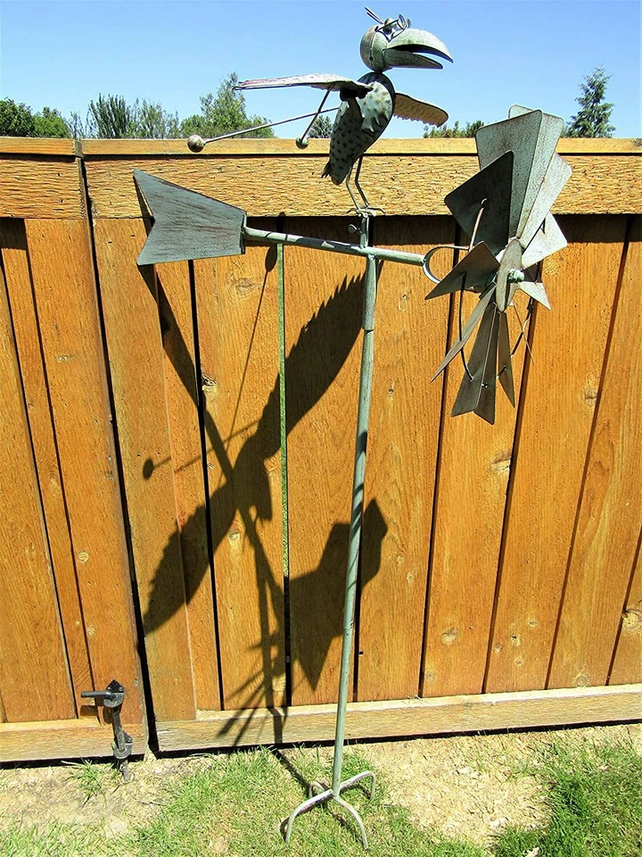 Pájaro de metal cinético en movimiento caprichoso con estaca de patio giratorio de viento Foto 2 de 4