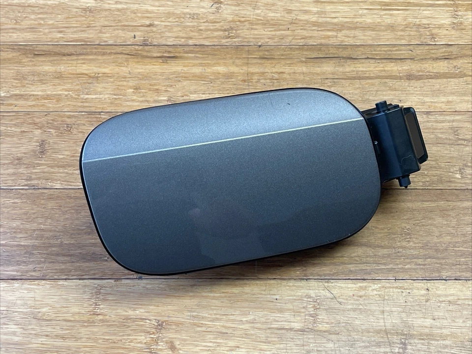 Audi A8 S8 2019-2024 panel de acceso de puerta de llenado de bolsillo de combustible trasero NOTA de fabricante de equipos originales Foto 4 de 4