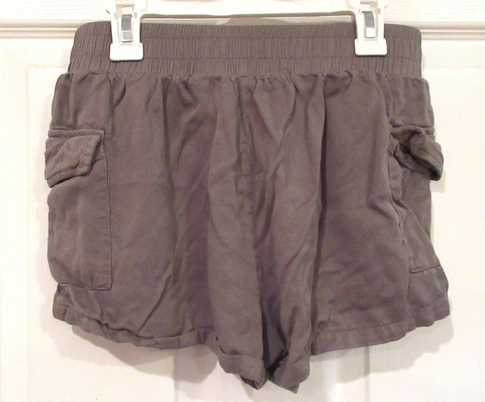 PANTALONES CORTOS CHARLOTTE RUSSE verde oliva~talla PEQUEÑA~NUEVOS~puños~bolsillos de carga Foto 2 de 3