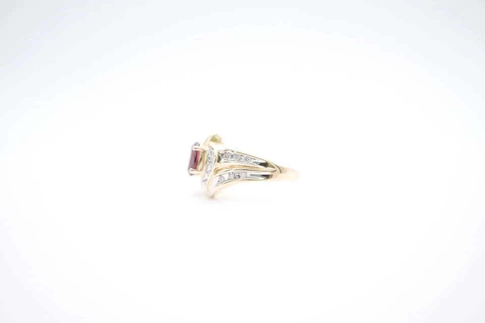 Anillo de diamantes de turmalina rosa ovalada de oro amarillo de 14 quilates y conjunto de canales redondos Foto 3 de 4