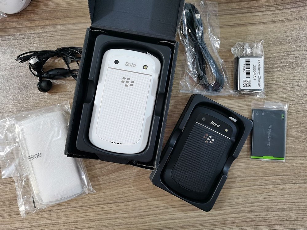BlackBerry Bold 9900 - 8GB - Black (Unlocked) Smartphone for sale