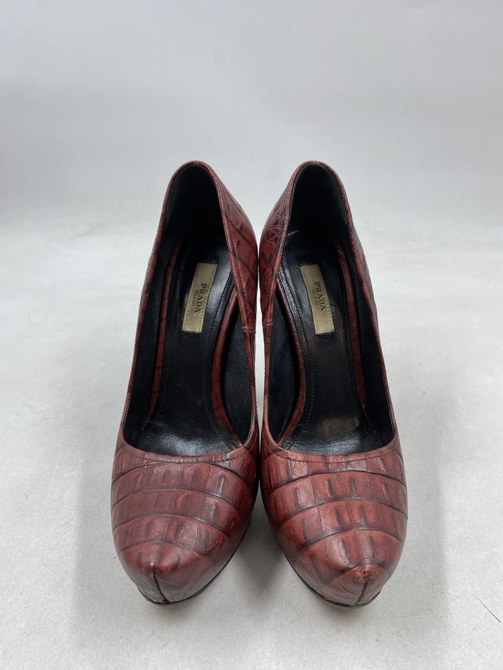 Bomba de tacón alto Prada marrón oscuro cocodrilo en relieve W 6 Foto 2 de 4