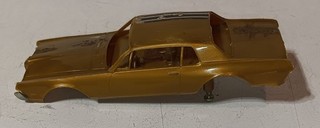 Carrocería vintage Revell Gold Mercury Cougar 1/32 ranura. Sin parachoques trasero