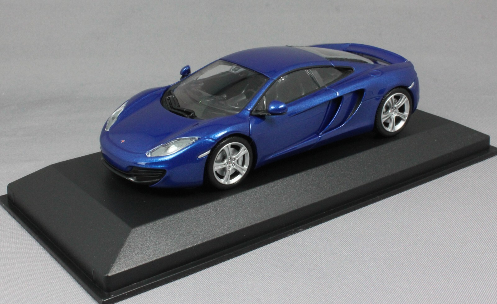 Minichamps Maxichamps McLaren MP4-12C in Blue Metallic 2011 940133021 1/43 NEW