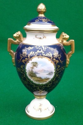 COALPORT 5'' LÖWENKOPF DOPPELHENKEL BEDECKT SOCKEL VASE - LANDSCHAFTSSZENE.