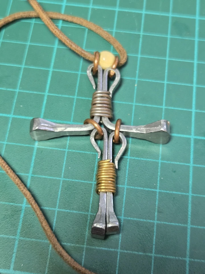 Vintage Handmade Horseshoe Nail Cross Pendant Necklace on Leather Cord Foto 4 de 4