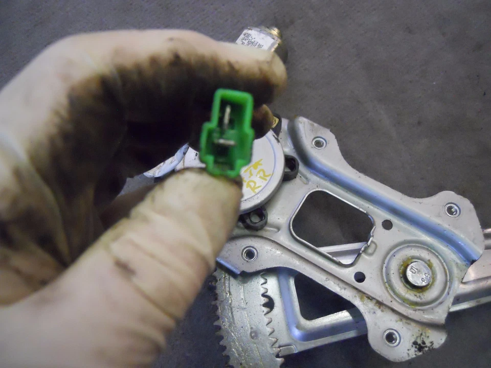 2003-06 SUBARU BAJA ПАССАЖИРСКОЕ ЗАДНЕЕ СТЕКЛО МОТОР РЕГУЛЯТОР OEM P/N 62188AE00B  - Изображение 2 из 3