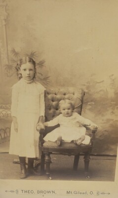 1885-1900 MT. GILEAD Ohio Sisters ''Posing Stand'' Chair Cabinet Card Theo. Brown