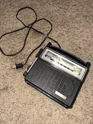 General Electric Vintage GE AM FM Portable Radio Model No. 7-2818F General Electric Vintage GE AM FM Portable Radio Model No. 7-2818F