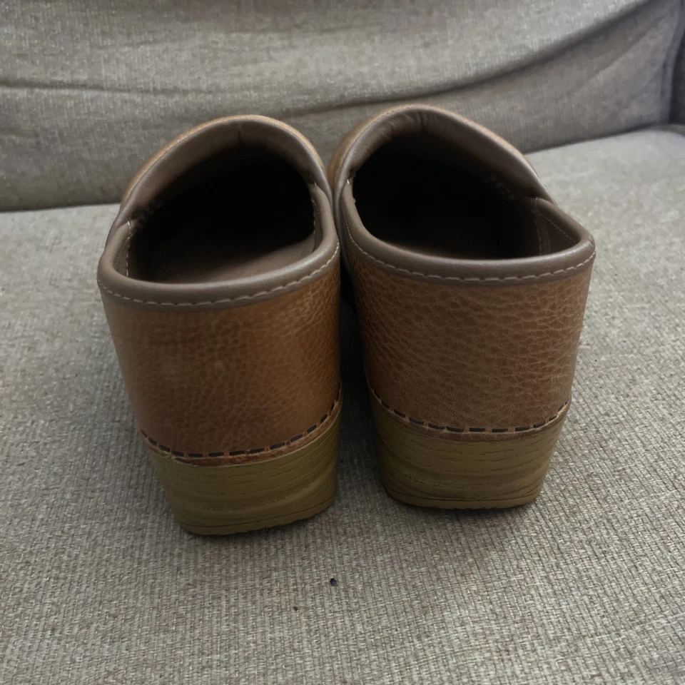 Tamancos femininos profissionais de couro desgastado com mel Dansko, tamanho UE 39/EUA 8,5-9 - Imagem 3 de 4