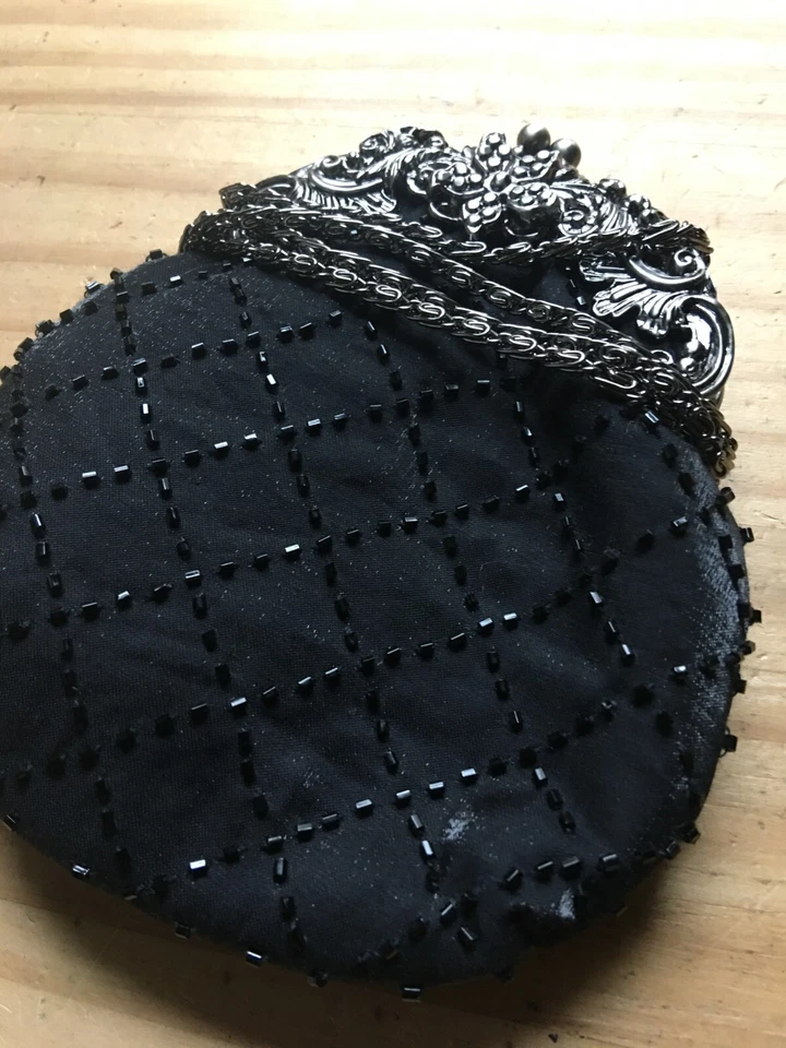 Bolso de hombro Jessica McClintock negro satinado con cuentas de colección con correa de cadena y bloqueo de beso Foto 4 de 4