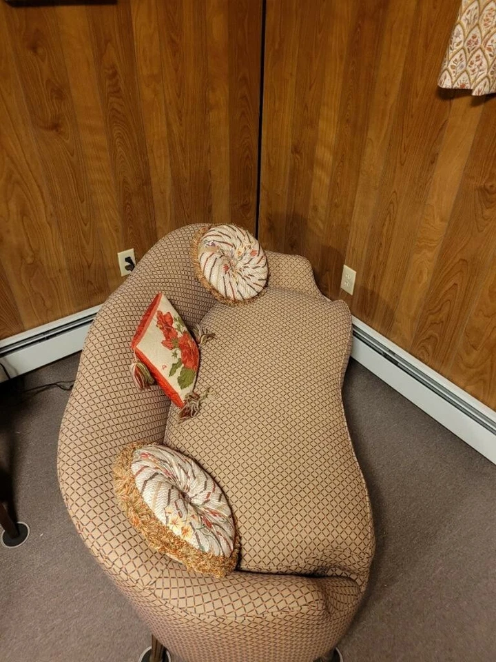 双人沙发 53 英寸定制意大利凹槽腿泡沫和羽绒 PU 全新 Fairfield Ct — 第 2/4 张图片