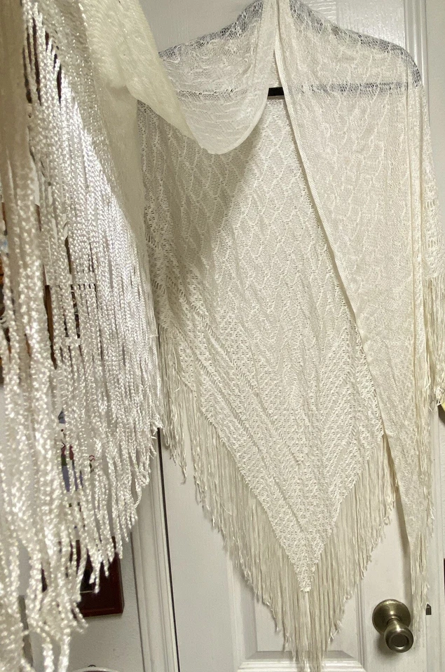 Vintage 100% Rayon ENGLISH VILLAGE Crochet Lace Fringed Shawl Made In Japan - Image 3 of 4