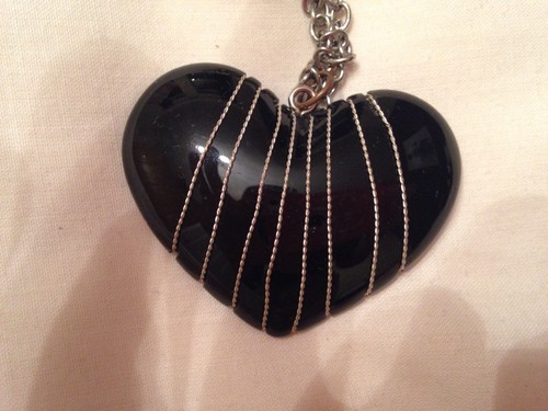 long silver chain pendant Necklace with black plastic heart (New Look) - Picture 2 of 2