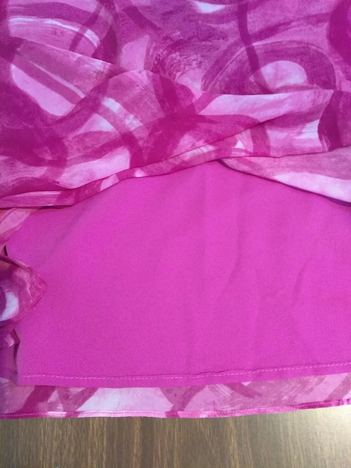 Vestido feminino Simply Vera Vera Wang pequeno rosa multicolorido decote redondo com miçangas - Imagem 4 de 4