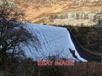 FOTO CABAN COCH RESERVOIR DAMM ÜBERKIPPEN IST IMMER EIN BEEINDRUCKENDER ANBLICK. ELAN