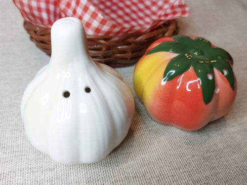 Vintage Ceramic Tomato & Garlic Bulb Salt & Pepper Shaker Set - Picture 6 of 12