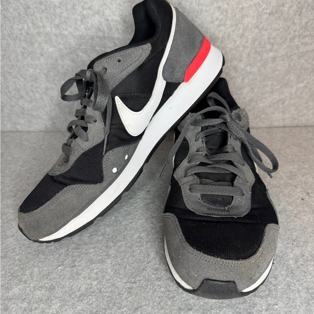 nike venture runner suede black