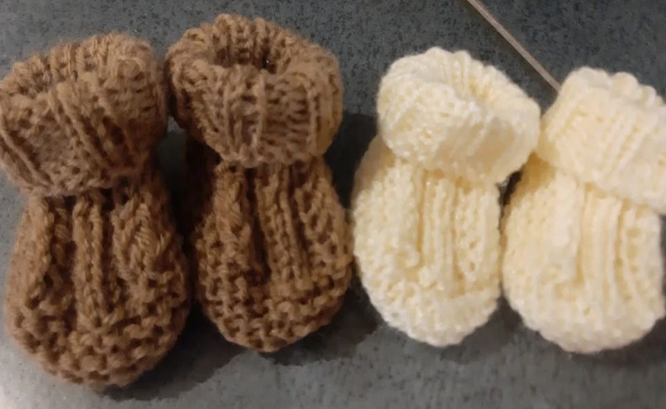 2er Set Babyschuhe Erstlingsschuhe gestrickt  hellbraun und creme 0-3 Monate - Bild 1 von 1