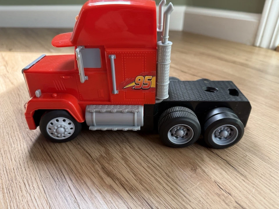 Disney Cars - Toys R Us Exclusive Cars 3 Mack & Lightning McQueen Buddy Pack R/C - Изображение 4 из 4