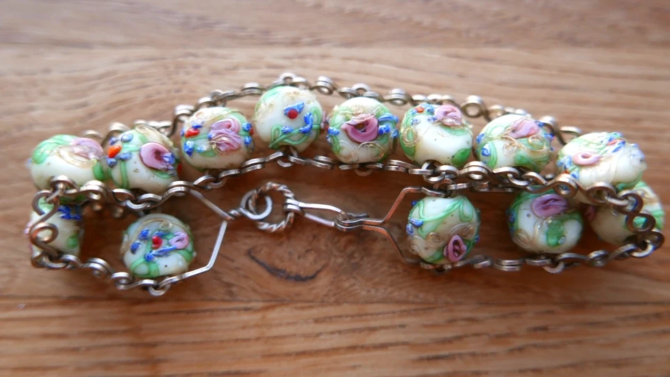 UNUSUAL, ANTIQUE, VENETIAN GLASS 'WEDDING CAKE' BRACELET ON GOLD TONE LINKS - Image 2 of 4