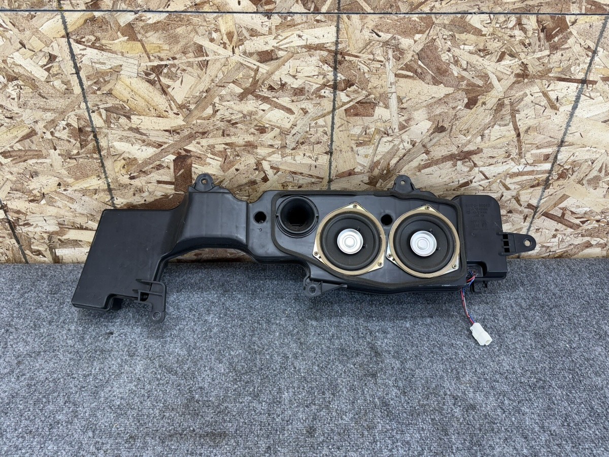 Toyota Land Cruiser 1998-2000 Audio System Subwoofer Assembly