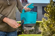 Gardena Handstreuer M für einfaches Ausbringen von Dünger, Samen und Streusalz