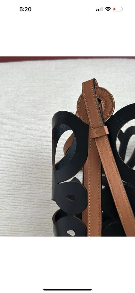 Bolso de Mano Loewe Piel de Becerro Anagrama Recortado en Negro Marrón Oscuro Serie: 652128 Foto 4 de 4