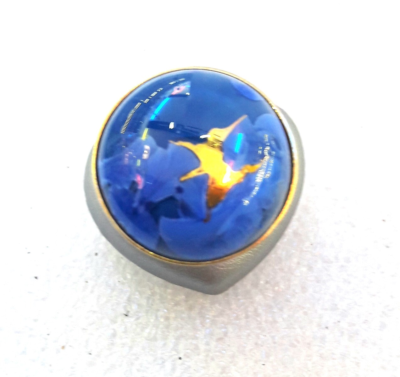 Bague avec chaton en céramique incrustée de feuilles d or anneau minimaliste femme