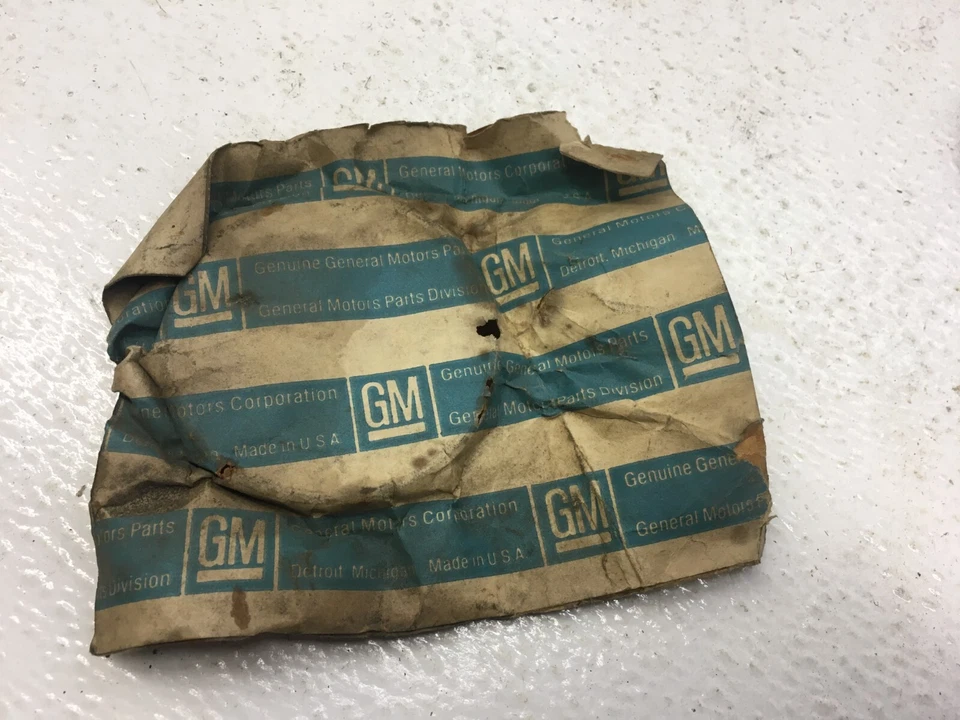 GM NOS 1970-76 Cadillac Deville Calais Fleetwood cojinete de rueda trasera sello de aceite  Foto 2 de 4