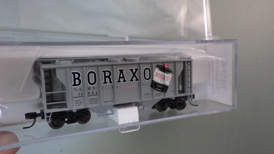 N-Scale Atlas 2-Bay PS2 Covered Hopper BORAXO in Box New MTL's - Image 3 of 3