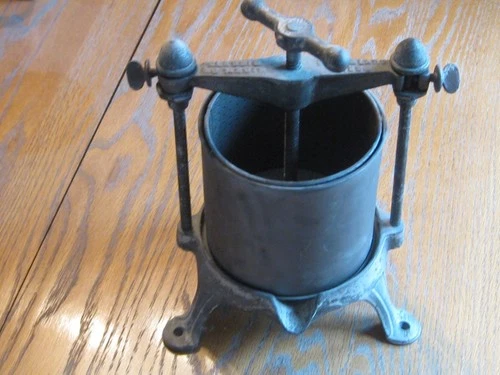 Griswold Fruit & Lard Press. Very clean. No rust. Free Shipping