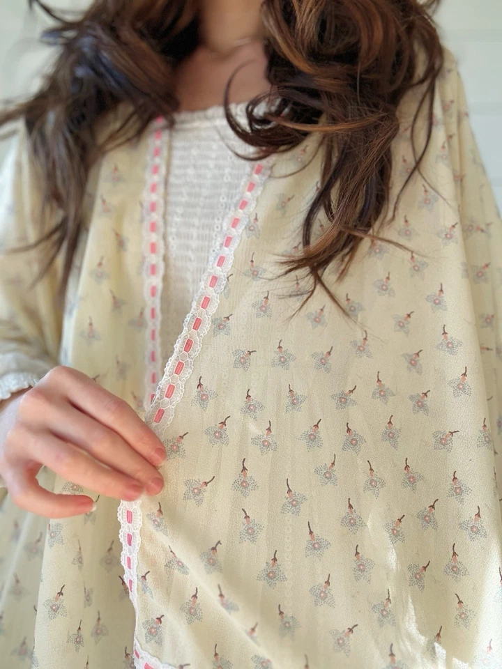 Mantón Komino vintage hecho a mano transparente amarillo suave Foto 4 de 4