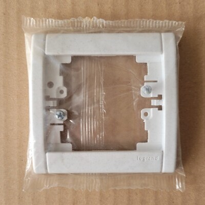 LEGRAND SAGANE SILEX blanc moucheté - Plaque triple verticale - 85012